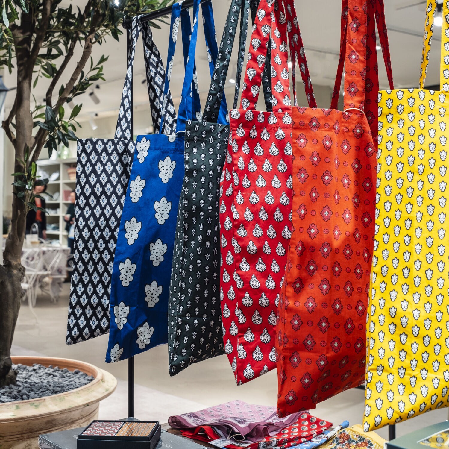 Souleiado celebre l art de vivre provencal au Bon Marche Le Bon Marche
